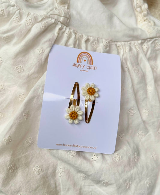 Daisy flower hair clip